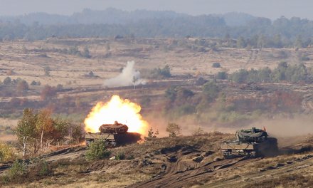 „Leopard“ 2 Kampfpanzer beim Gefechtsschießen der verbundenen Kräfte auf der Informationslehrübung Landoperationen der Bundeswehr 2018 im niedersächsischen Bergen.  (Foto: Deutscher Heeresverbindungsstab im BMLV) 