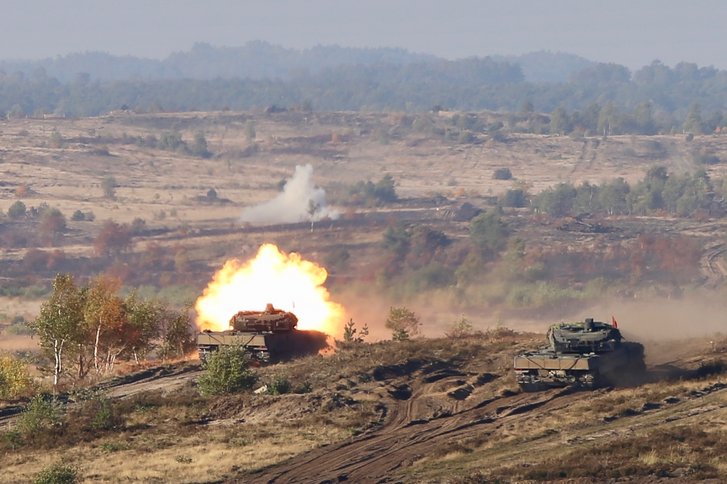 „Leopard“ 2 Kampfpanzer beim Gefechtsschießen der verbundenen Kräfte auf der Informationslehrübung Landoperationen der Bundeswehr 2018 im niedersächsischen Bergen.  (Foto: Deutscher Heeresverbindungsstab im BMLV) 