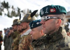 Italienische (li.) und polnische (re.) Teilnehmer am Wettkampf bei der Eröffnung. (Foto: Bundesheer/Sigi Schwärzler)