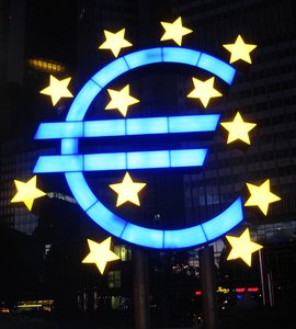 Das Euro-Symbol vor dem Gebäude der Europäischen Zentralbank in Frankfurt am Main (Foto: Christoph F. Siekermann; CC BY-SA 3.0)