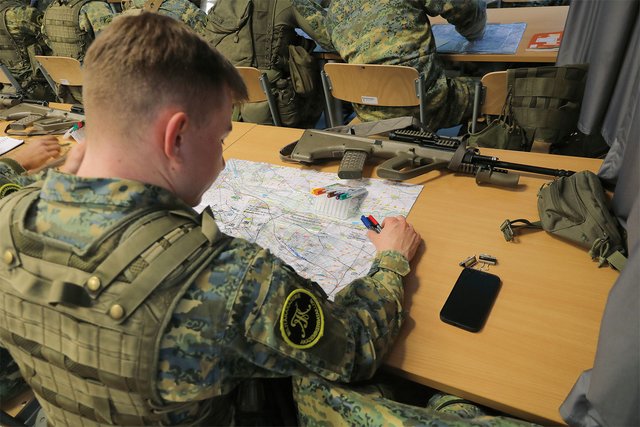 Ein Offiziersanwärter erfasst den Bataillonsbefehl. (Foto: Bundesheer/Angela Schmeißl)
