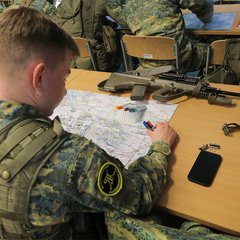 Ein Offiziersanwärter erfasst den Bataillonsbefehl. (Foto: Bundesheer/Angela Schmeißl)