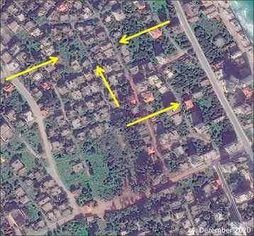 Varosha – Detailanalyse: Verifizierung von bereits erkannten Veränderungen der Vegetation mittels hochauflösender Satellitenbilder. Die Pfeile weisen auf eine Rodung von Bäumen und Gestrüpp entlang von Straßen hin. (Foto: UN)