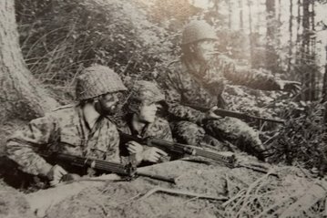 Ein Kommandant gibt seinen Schützen einen Auftrag. (Foto: Archiv TD)