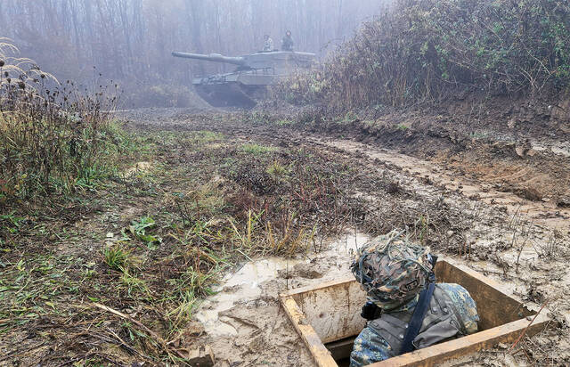 Nervenanspannung im Panzernahkampf mit einem „Leopard“: Der Offiziersanwärter muss einen kühlen Kopf bewahren. (Foto: Bundesheer/Pierre Kugelweis)
