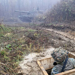 Nervenanspannung im Panzernahkampf mit einem „Leopard“: Der Offiziersanwärter muss einen kühlen Kopf bewahren. (Foto: Bundesheer/Pierre Kugelweis)