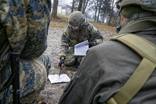 Ein Gruppenkommandant bei der Befehlsausgabe während des Gefechtsdienstes. (Foto: Bundesheer/Andreas Ecker)