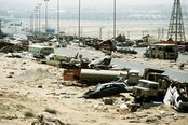 Zerstörte Fahrzeuge auf dem  „Highway of Death“. (Foto: Joe Coleman; gemeinfrei)