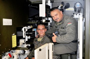 Hoch motivierte ungarische Panzersoldaten. (Foto: ÖBH)