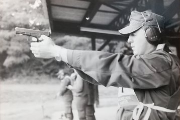 Josef Hatos zu Beginn seiner Karriere als Pistolenschütze 1996  mit der Pistole 80. (Foto: Bundesheer/Böhm)