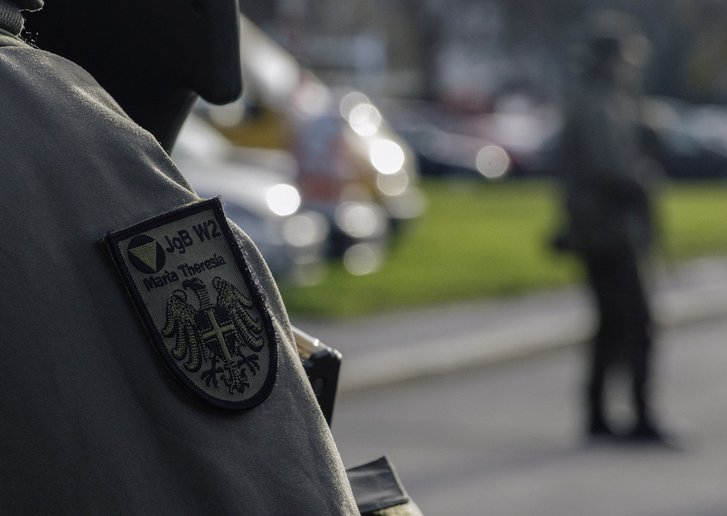 Soldat des Bundesheeres im Wachdienst. (Foto: A. Puidet/Montage: Rizzardi)