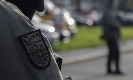 Soldat des Bundesheeres im Wachdienst. (Foto: A. Puidet/Montage: Rizzardi)