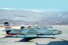 Ein Jagdbomber und Trainer G-2 „Galeb“ vor abgedeckten F-84G „Thunderjets“. (Foto: Archiv Martinovic)