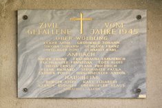 Oberwölbing 2018: Gedenktafel für die zivilen Todesopfer der Kämpfe in der Gemeinde. (Foto: RedTD/Gerold Keusch) 