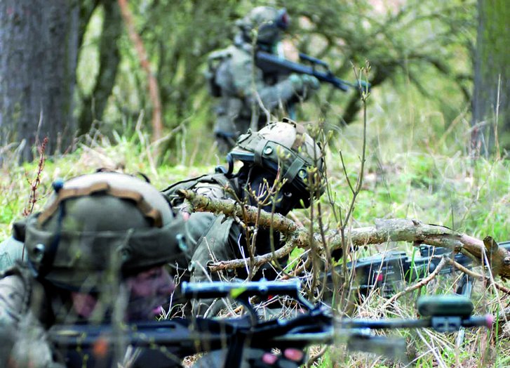 Eine Jägergruppe bezieht Stellung in der Schützereihe. (Foto: ÖBH)
