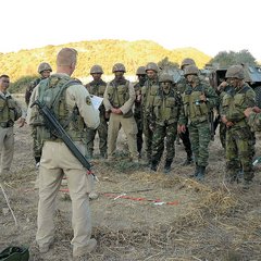 Ein österreichischer Offiziersanwärter (li.) gibt auf Zypern seinen englischsprachigen Befehl an internationale Teilnehmer des Führungstrainings. (Foto: Bundesheer/Oliver Pilles)