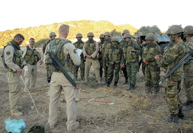 Ein österreichischer Offiziersanwärter (li.) gibt auf Zypern seinen englischsprachigen Befehl an internationale Teilnehmer des Führungstrainings. (Foto: Bundesheer/Oliver Pilles)