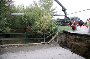 Die Melker Pioniere heben einen knapp 20 Meter langen Hilfssteg ein. Im Vordergrund ist die beschädigte Brücke zu sehen. (Foto: Bundesheer/Felix Höbarth)