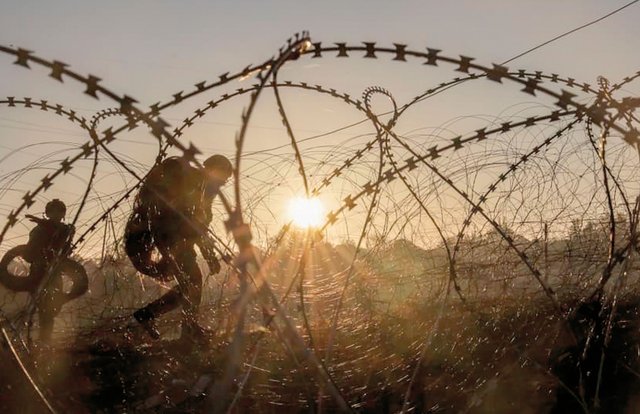 Die ukrainischen Streitkräfte setzen an der Front auf Hindernisse aus Stacheldraht und Stachelband. (Foto: 24th Mechanized Brigade/Ukraine; Cc BY-SA 4.0)
