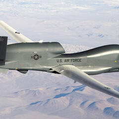 Die RQ-4 "Global Hawk" ist ein unbemanntes Langstrecken-Aufklärungsflugzeug, das autonom und satellitengestützt eingesetzt werden kann. (Foto: U.S. Air Force/Bobbi Zapka; gemeinfrei)