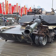 Ein Kampfpanzer M1 „Abrams“ bei der Ausstellung russischer „Trophäen“ in Moskau am 9. Mai 2024 anlässlich zum „Tag des Sieges“ über das nationalsozialistische Deutsche Reich. (Foto: Kirill Borisenko; CC0 1.0)