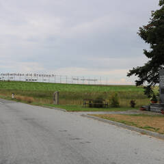 Das Stahlmonument an der Geländekante setzt sich künstlerisch mit dem Thema "Grenze" an dem Ort auseinander, wo einst der Eiserne Vorhang den Kontinent teilte. Das Denkmal (rechts im Bild) erinnert an die Vertreibung der Sudetendeutschen aus der Region Slavonice. (Foto: RedTD/Gerold Keusch)