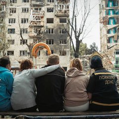 Menschen blicken auf zwei zerstörte Wohnhäuser in Kiew nach einem russischen Luftangriff im Juni 2025. (Foto: dsns.gov.ua; Cc BY-SA 4.0)