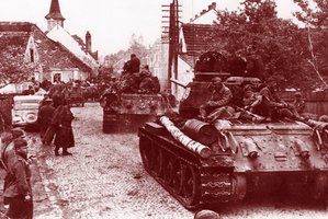 Sowjetische Truppen fahren durch eine niederösterreichische Ortschaft Richtung Westen an die Front. (Foto: HGM)