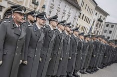 Am Ennser Stadtplatz angekommen, nehmen die Unteroffiziere die Formation für den "Tag der Wachtmeister" ein. (Foto: Bundesheer/Rainer Zisser)