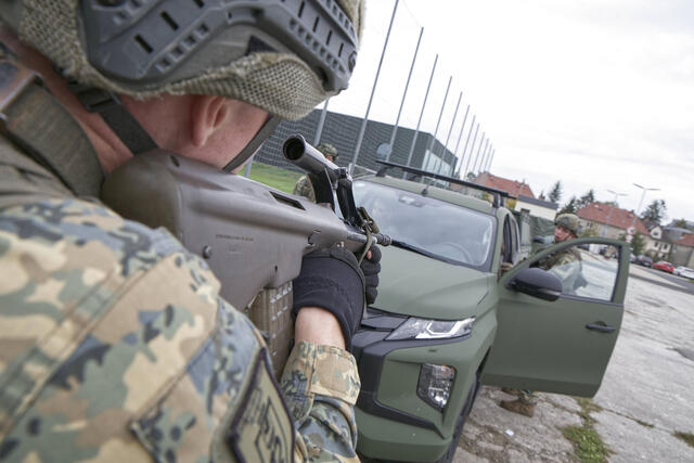 ... als auch praktisch auf dem Kasernengelände, im freien Gelände oder auf den Übungsplätzen statt. (Fotos: Bundesheer/Andreas Ecker)
