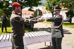 Dieser überreicht den Säbel an den Protokollunteroffizier der Garde, Oberstabswachtmeister Vieh. (Foto: Bundesheer/Fabian Klima)