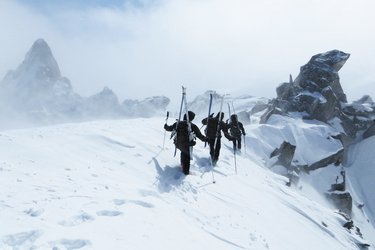 Soldaten marschieren entlang eines schneebedeckten Berggrates. (Foto: Bundesheer/HBF)