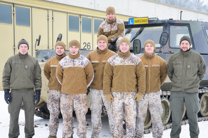 Lettische Soldaten in der Fahrschule mit österreichischen Panzerfahrlehrern. (Foto: Bundesheer/Gerald Grestenberger)
