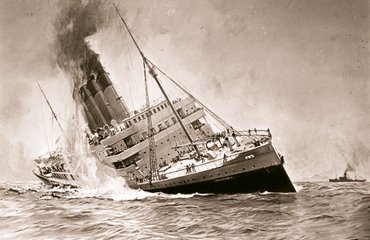 Versenkung der RSM 'Lusitania' durch das deutsche U-Boot U-20. (Foto: Bundesarchiv, DVM 10 Bild 23-61-17/CC BY-SA 3.0)