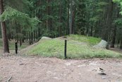 Ein MG-Bunker, der in einen Hügel gebaut wurde, von der Feindseite. (Foto: RedTD/Gerold Keusch)
