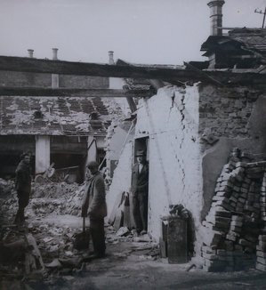 Beseitigung von Bombenschäden nach einem Angriff. (Foto: Archiv Keusch)