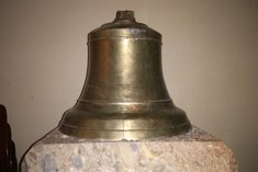 Die Reste der Totenglocke aus dem zerstörten Turm der Herz-Jesu-Kirche wurden Jahre später gefunden und wieder zusammengefügt. Sie befinden sich heute in dem Teil der Kirche, der damals von einer Bombe zerstört wurde. (Foto: Keusch) 