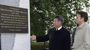 Enthüllung des Gedenkschildes für Robert Bernardis mit dem ehemaligen Bundespräsidenten Heinz Fischer. (Foto: Bundesheer)