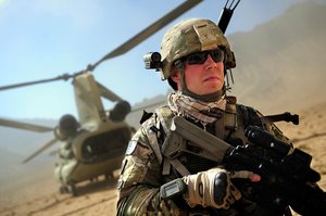 Ein amerikanischer Soldat sichert die Landezone eines CH-47 Chinook Helikopters in Afghanistan. (Foto: U.S. Department of Defense, Staff Sgt. Jonathan Lovelady)