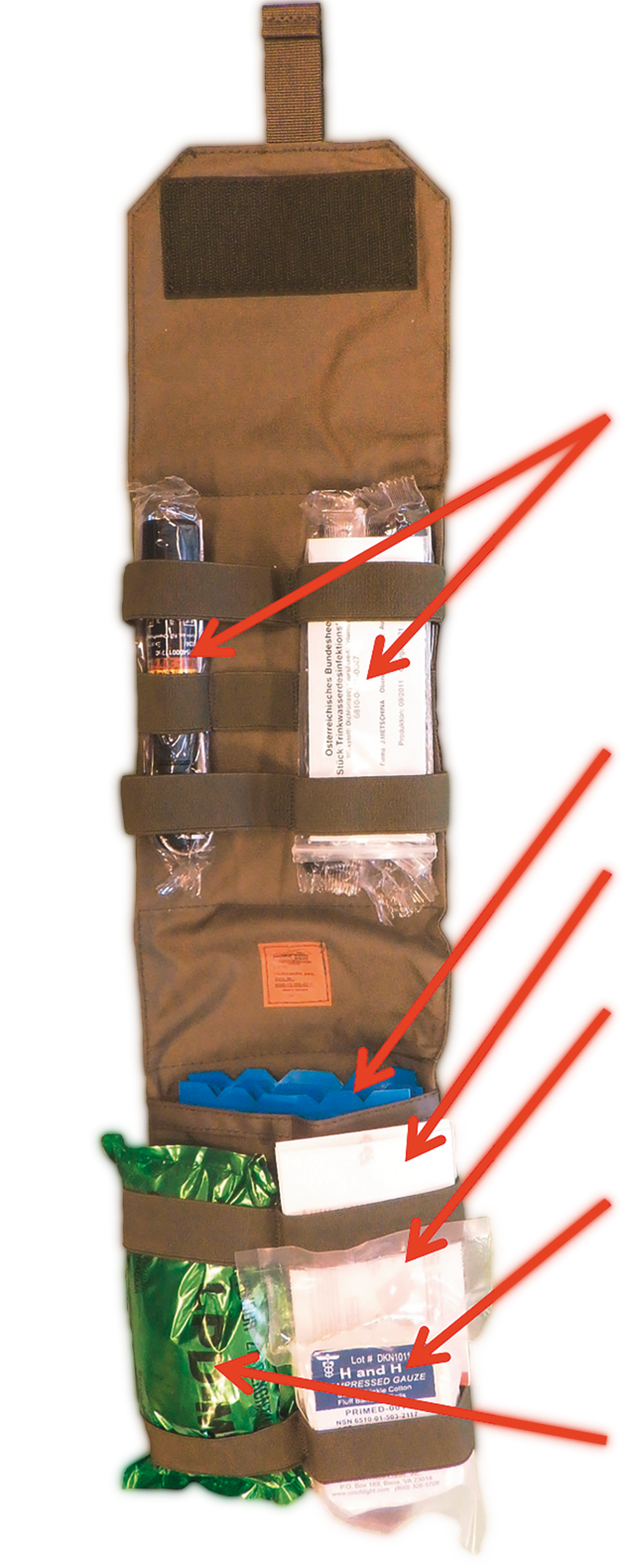Die Komponenten des ABC-Selbsthilfesatzes ermöglichen den Soldaten, Erstmaßnahmen zum Schutz vor Kampfstoffen zu treffen. Von oben nach unten: 3 x Autoinjektor Obidoxim/Atropin; 3 x 21 ml RSDL; Compressed Gauze (Verbandwatte); Trinkwasserdesinfektionstabletten; Pflasterwundverbände 10x8 cm & 7x5 cm; Handschuh zur Aufnahme und Bindung von Kampfstoffen (Trockendekontamination). (Foto: Bundesheer/Montage Rizzardi)
