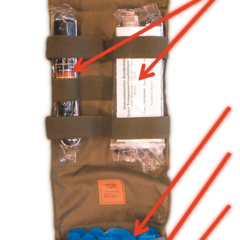 Die Komponenten des ABC-Selbsthilfesatzes ermöglichen den Soldaten, Erstmaßnahmen zum Schutz vor Kampfstoffen zu treffen. Von oben nach unten: 3 x Autoinjektor Obidoxim/Atropin; 3 x 21 ml RSDL; Compressed Gauze (Verbandwatte); Trinkwasserdesinfektionstabletten; Pflasterwundverbände 10x8 cm & 7x5 cm; Handschuh zur Aufnahme und Bindung von Kampfstoffen (Trockendekontamination). (Foto: Bundesheer/Montage Rizzardi)