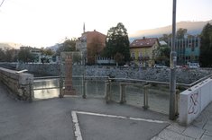 An dieser Stelle neben der Lateinerbrücke wurde am 28. Juni 1917, drei Jahre nach dem Attentat, ein Denkmal für das Thronfolgerpaar errichete, das im Februar 1919 abgebaut wurde. (Foto: Truppendienst/Gerold Keusch)
