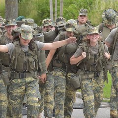 Impressionen vom 48-Std-BaonX-2024 beim Artillerie- und Aufklärungsbataillon 3 in Mistelbach:der Fußmarsch in die Bolfras-Kaserne. (Foto: Dietmar Bodensteiner)