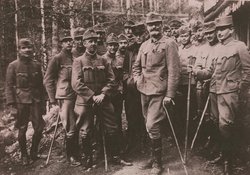 Der ungarische Ministerpräsident István Tisza (links, am Stock gestützt). (Foto: HGM)