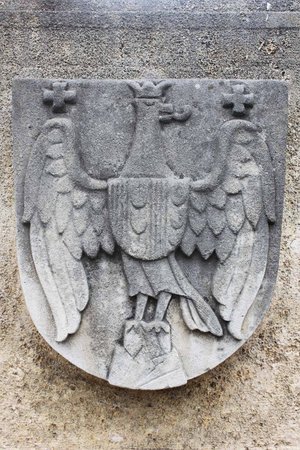 Das Wappen des Burgenlandes am Grabdenkmal der Gendarmerie Niederösterreichs am Wiener Neustädter Friedhof. Dieses erinnert an fünf Gendarmeriebedienstete aus Niederösterreich, die bei der Landnahme des Burgenlandes 1921 starben. (Foto: Anton-kurt; CC BY-SA 3.0)