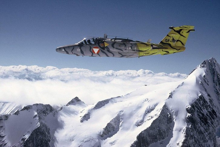 Für die beim Bundesheer noch im Einsatz befindlichen Düsentrainer Saab 105OE wird dringend Ersatz gesucht bzw auf eine Entscheidung gewartet, da die österreichischen Maschinen u. a. nicht mehr dem Stand der Instrumententechnik entsprechen. (Foto: ÖBH)