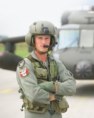 Ein Hubschrauberpilot vor einem S-70 "Black Hawk". (Foto: Bundesheer/Harald Minich)