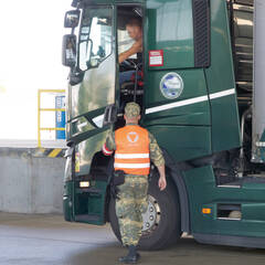Kontrolle der Fracht eines LKW am Grenzübergang Nickelsdorf durch einen Soldaten. (Foto: RedTD/Gerold Keusch)
