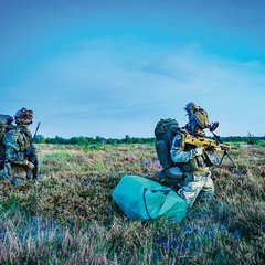 Nachdem die deutschen und österreichischen Vorauskräfte der Aufklärung gelandet sind, versorgen sie ihre Fallschirme unter gegenseitiger Sicherung. (Foto: Bundesheer/Michael Steinberger)