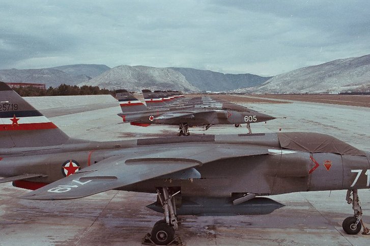 "Orao"-Kampfjets auf der Rollbahn von Ortijes in den 1980er-Jahren. (Foto: Archiv Martinovic)